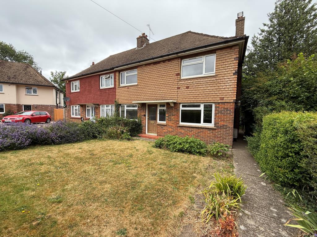 Lot: 127 - ATTRACTIVE SEMI-DETACHED HOUSE IN NEED OF IMPROVEMENT WITH POTENTIAL FOR EXTENSION - Front view of semi in need of improvement